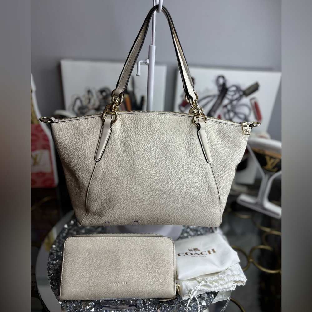 Coach 2018 Small Kelsey bow Satchel w/matching wallet EUC - Picture 6 of 14